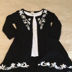 🎄🎅 Black and White Floral Embroidered